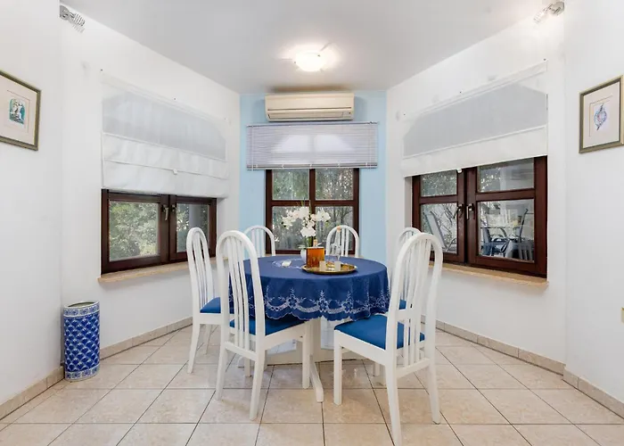 2 Bedroom Lovely In Zidarici Apartman