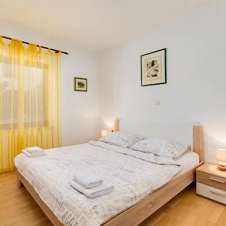 アパート 2 Bedroom Lovely In Zidarici