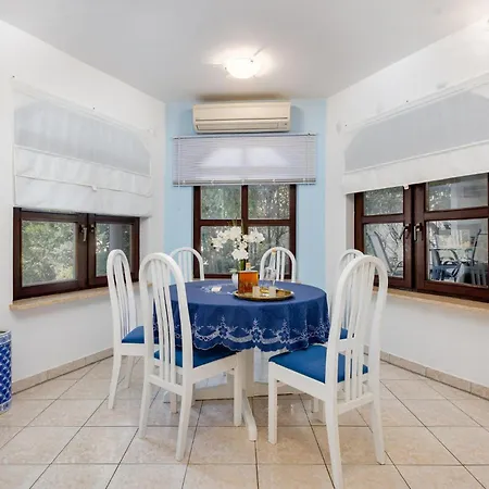 2 Bedroom Lovely In Zidarici アパート