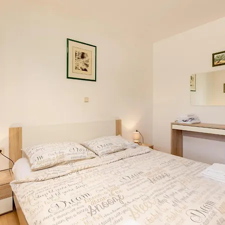 2 Bedroom Lovely In Zidarici アパート Sveti Anton