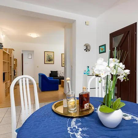 2 Bedroom Lovely In Zidarici アパート